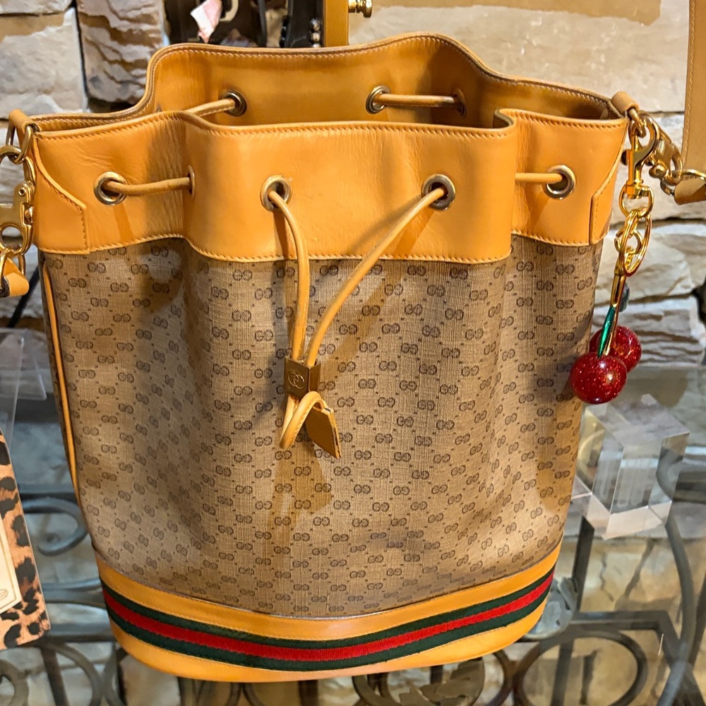 Gucci Sherryline Bucket Crossbody Bag with Gold Accents - Picture 2 of 13
